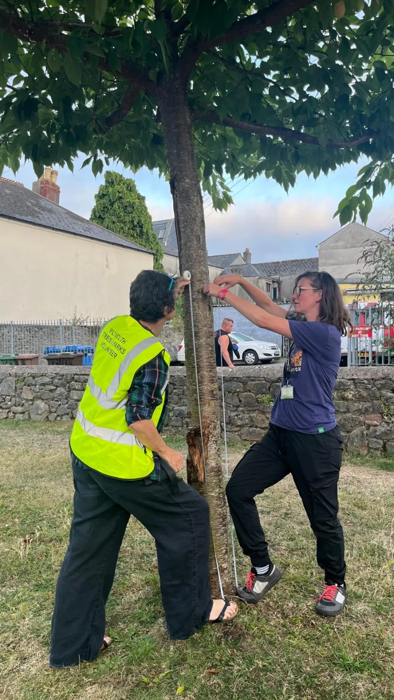 Helen and Sophie measuring